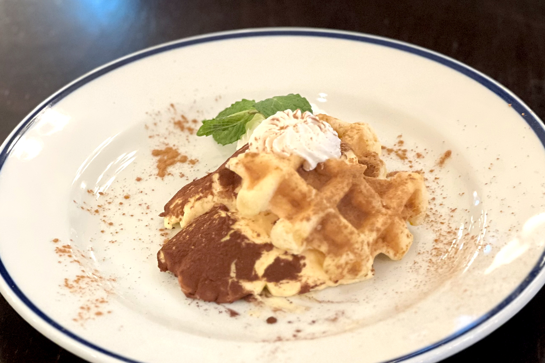 デザート ベルギーワッフルとマスカルポーネクリーム シナモン風味